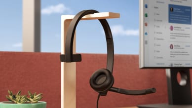 Headset op een houten standaard geplaatst